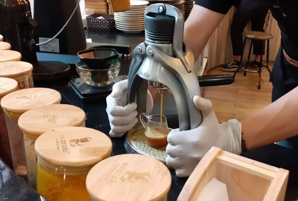 Kode KBLI 56305 untuk Usaha Rumah/Kedai Obat Tradisional yang Menjual dan Menyajikan Minuman Jamu atau Obat Tradisional Untuk Umum di tempat&nbsp;usahanya