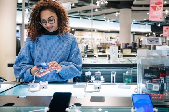 Kode KBLI 47411 – 47415 Perdagangan eceran khusus komputer dan perlengkapannya; piranti lunak dan perlengkapan telekomunikasi di&nbsp;toko